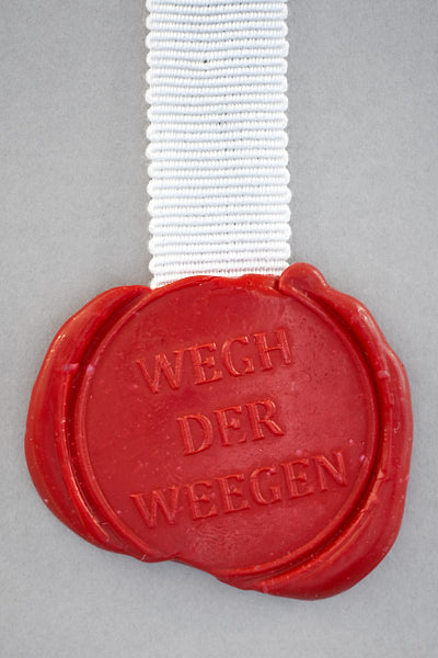 Medaillon met stempel tekst Wegh Der Weegen.